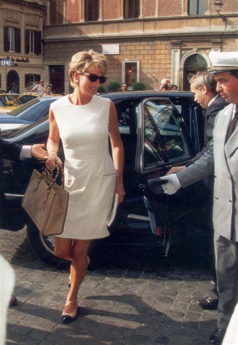 lady diana abiti gucci|princess diana gucci purses.